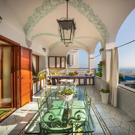 La Finestra Sul Mare לינה וארוחת בוקר 4*