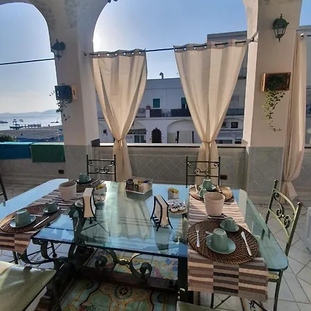 La Finestra Sul Mare Bed and Breakfast Ίσκια